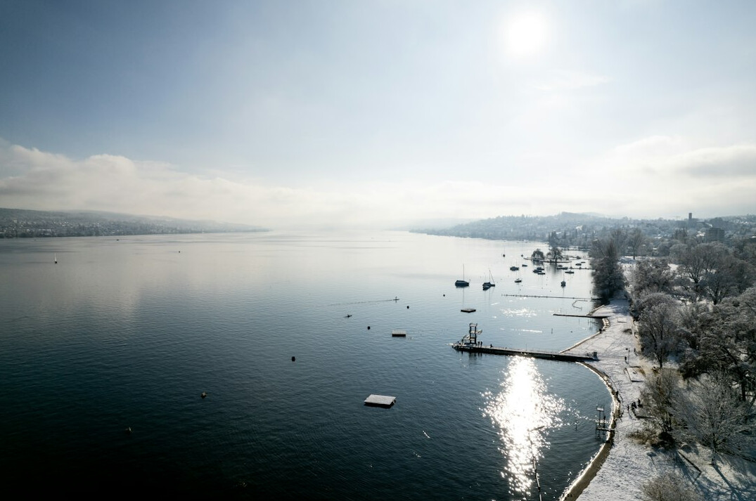 Sonnenterrasse eines Restaurants am Zürichsee im Abendlicht